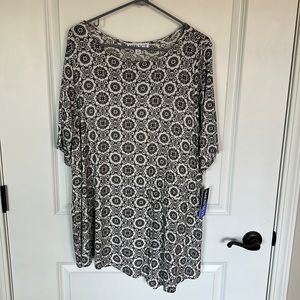 NWT MERI SKYE Black and White Asymmetrical Top.
